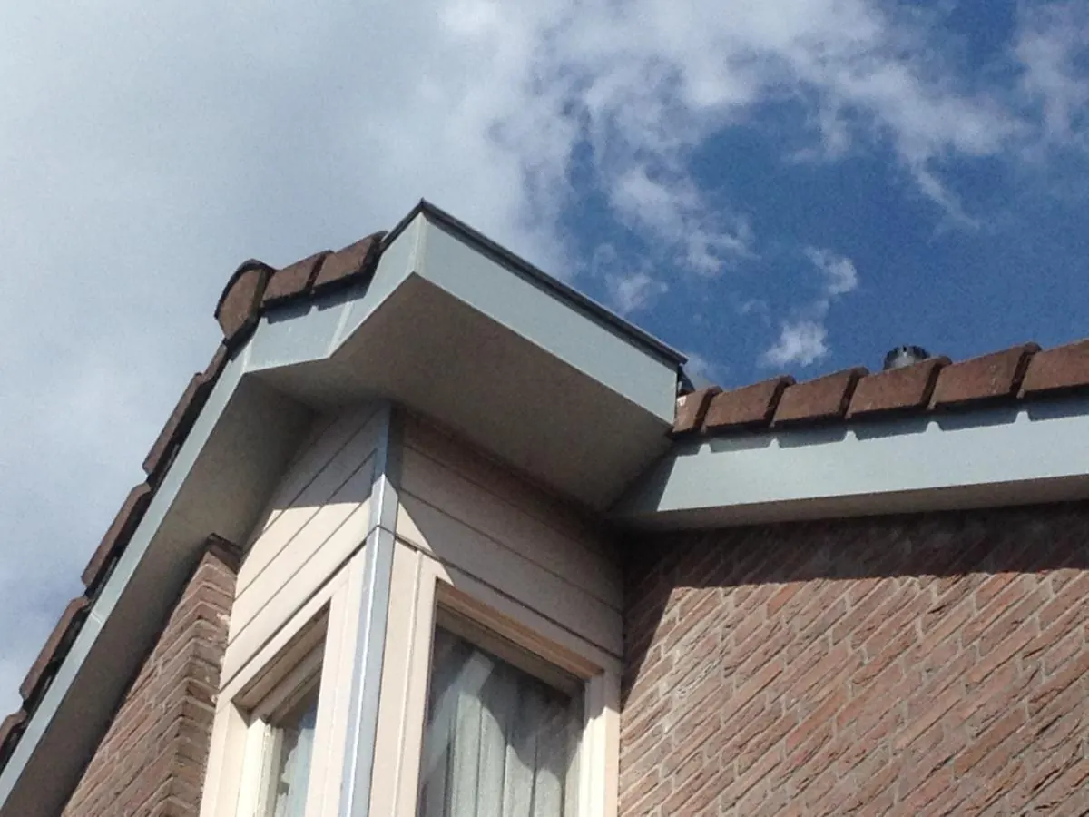 Nieuwe boeiboorden en dakrand van een woning
