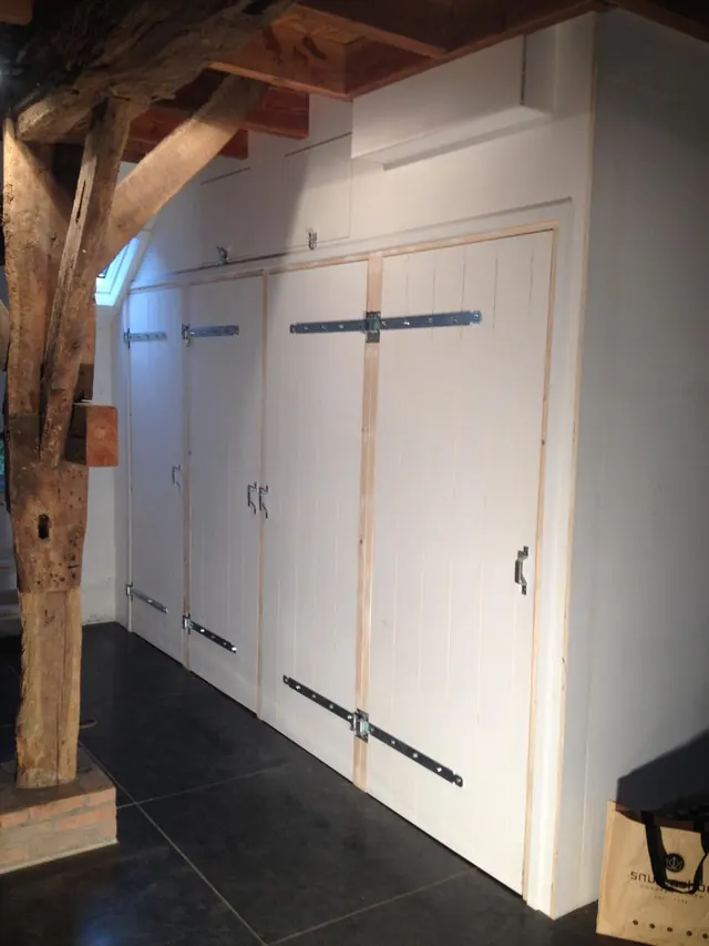 Ingebouwde kasten tussen houten balken
