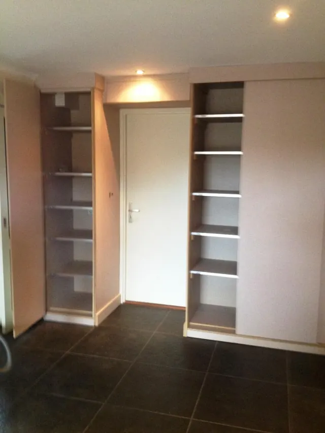 Ingebouwde kasten en aftimmerwerk in een hal