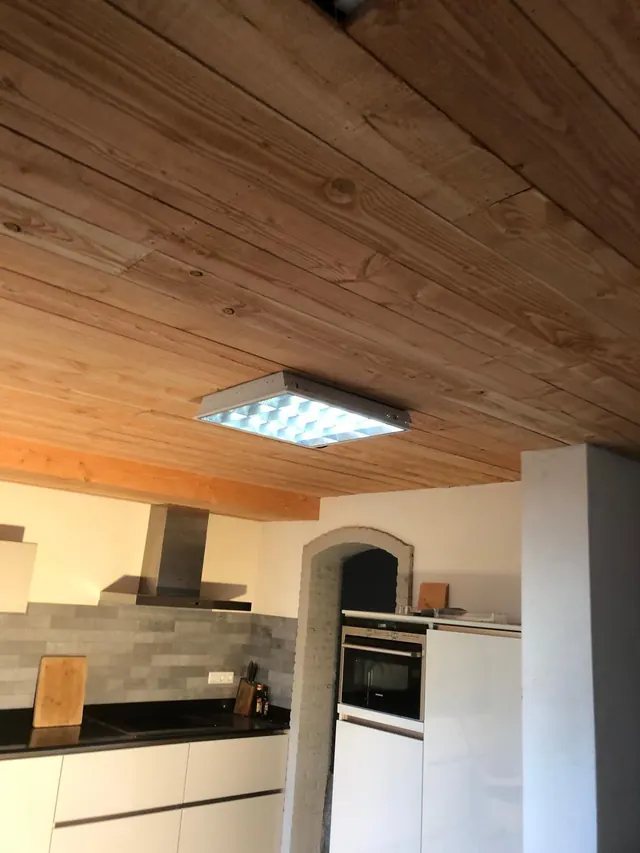 Houten plafond boven een keuken