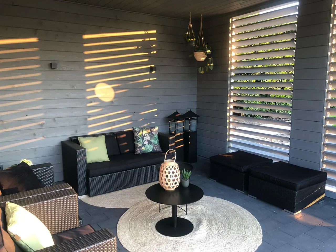 Overkapping met lamellenwand en loungeset