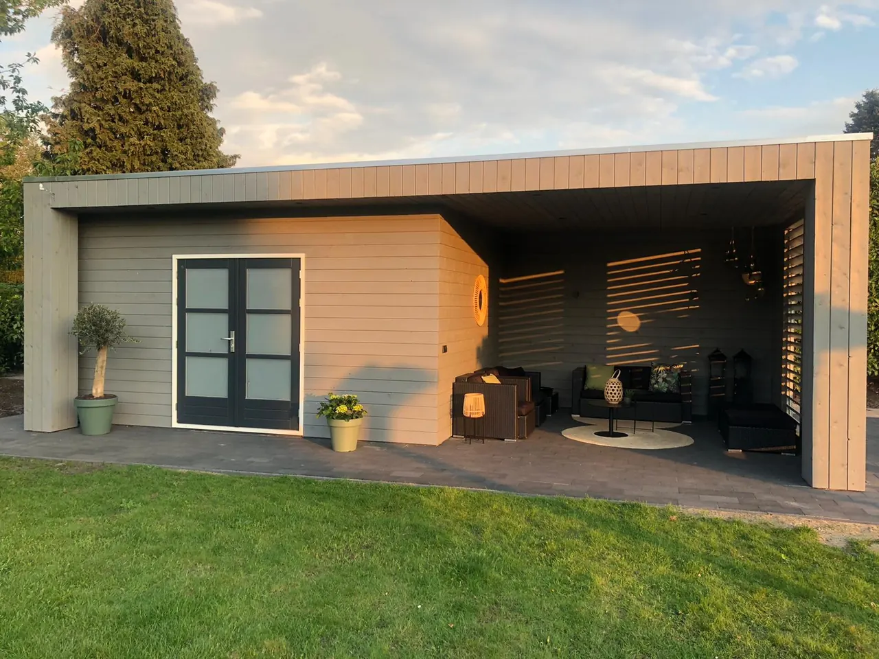 Moderne overkapping met berging en zithoek
